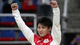 Turner Kohei Uchimura aus Japan jubelt. © dpa - Bildfunk Foto: How Hwee Young