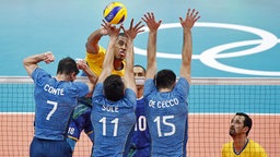 Spielszene aus dem Volleyball-Match Brasilien gegen Argentinien. © dpa picture alliance Foto: Michael Reynolds